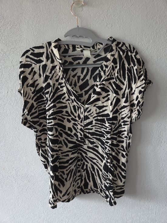 H&M Tops - H&M Black and Cream Zebra-Print V-Neck Blouse